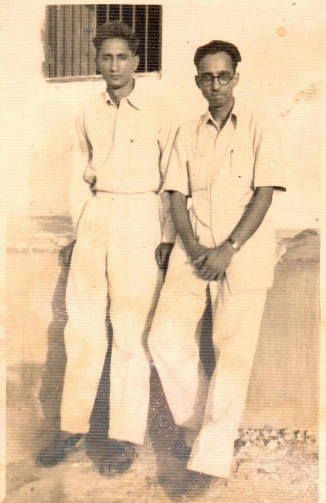 भाई कप्तान चुनीलाल शर्मा के साथ (गांधीनगर दिल्ली, 1952)