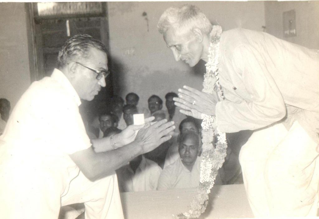 मित्र श्री भारतभूषण के साथ (शाहदरा दिल्ली, 1980)