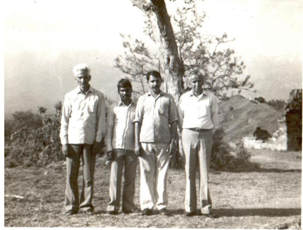 मित्र श्री बंशीधर के साथ (काँगड़ा किला, 1975)