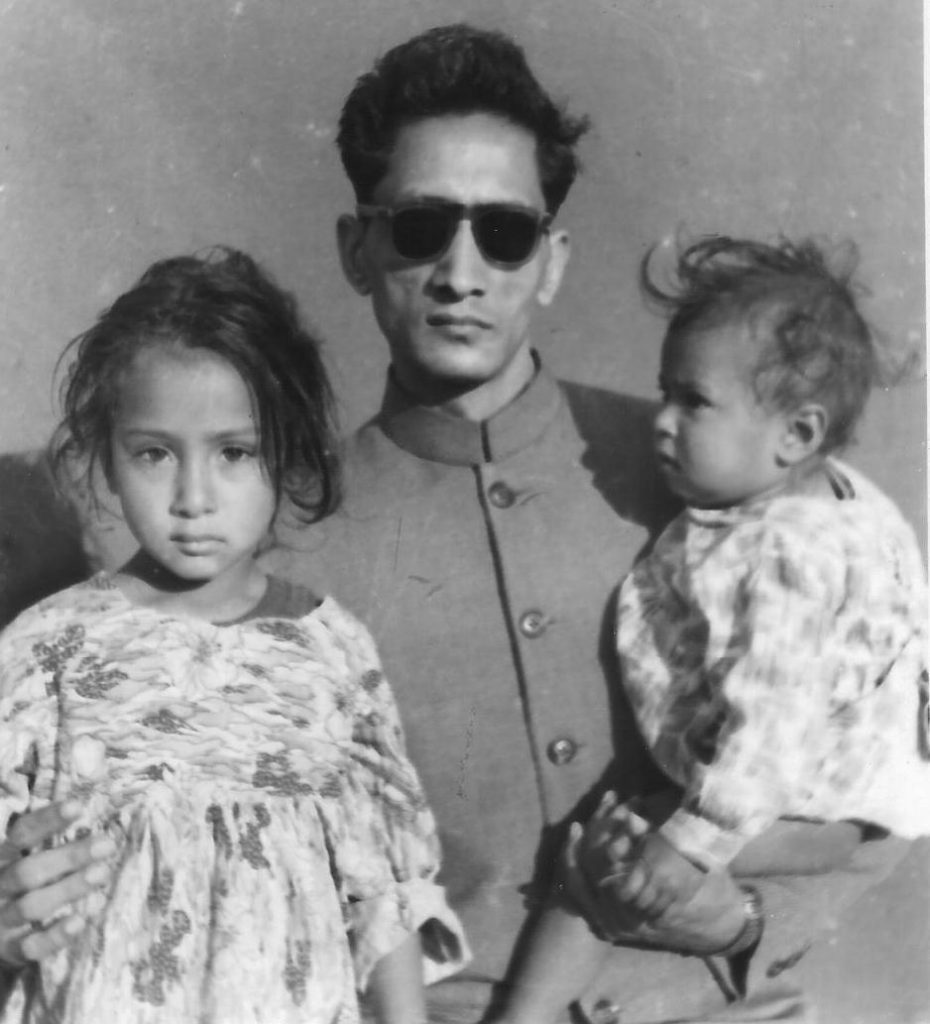 बेटियां प्रेम एवम स्वर्ण के साथ (1957)
