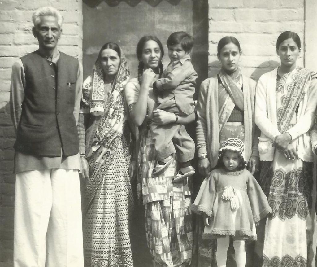 धर्मपत्नी श्रीमती लज्जावती, बाटियाँ कुसुम, प्रेम, स्वर्ण, नातिन भावना एवम नाती नवनीत के साथ (शाहदरा दिल्ली,1978) 