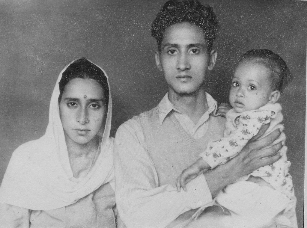 धर्मपत्नी श्रीमती लज्जावती एवं बड़ी बेटी प्रेम के साथ (गांधीनगर दिल्ली, 1953)