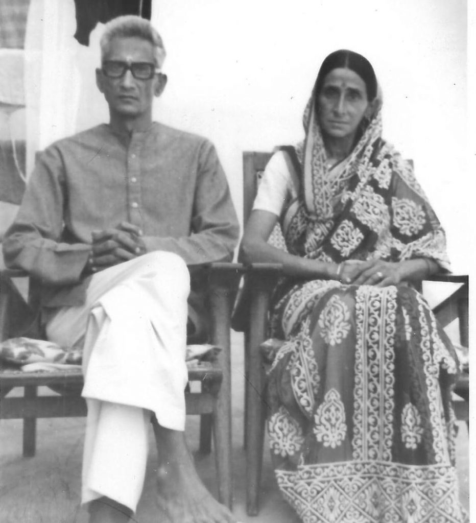 धर्मपत्नी श्रीमती लज्जावती के साथ (1975)